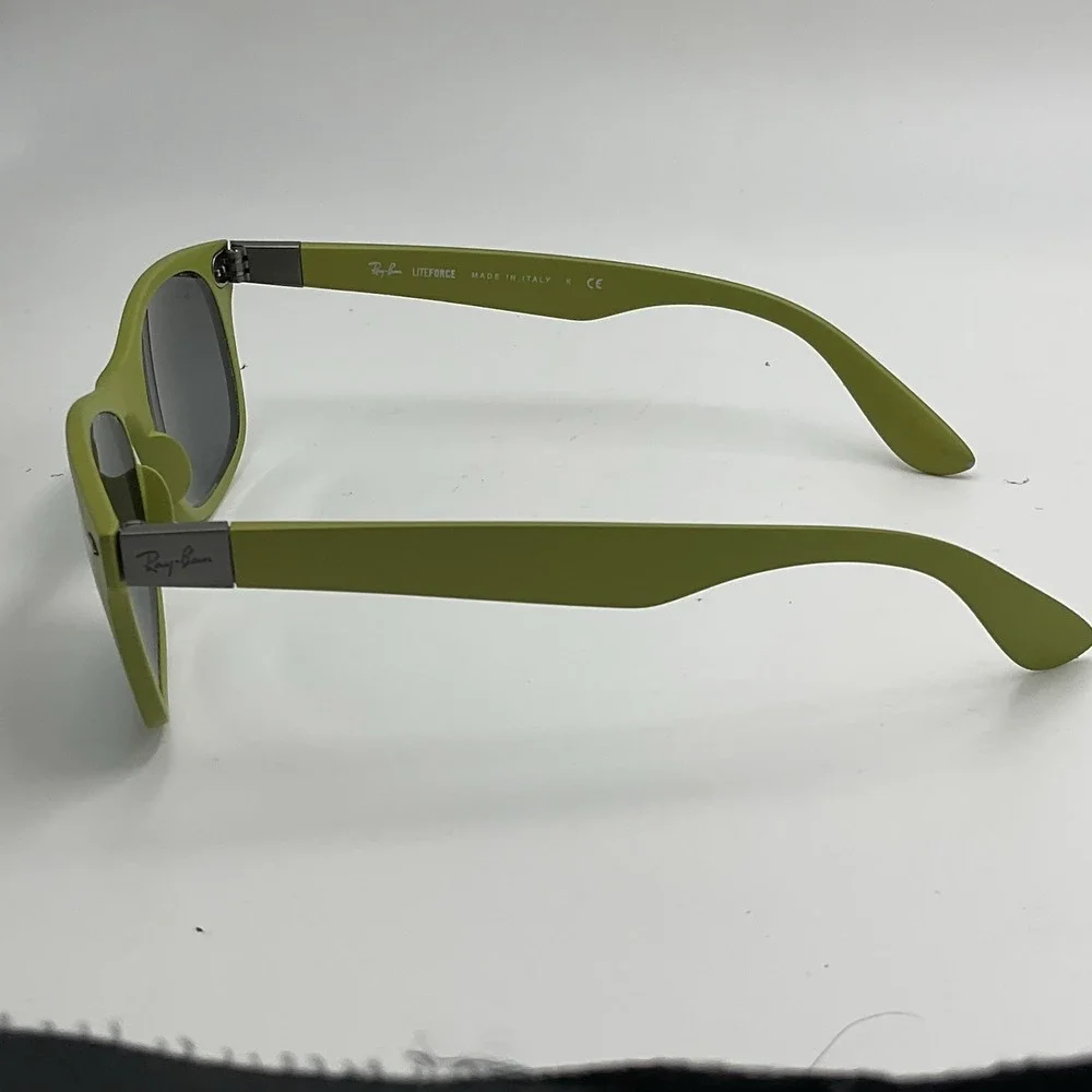 Ray-Ban Sunglasses Wayfarer Liteforce Matte Aced Green Silver Gray Lenses RB4207